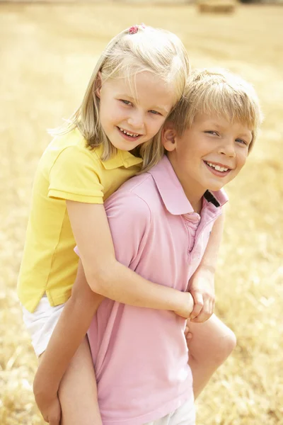 少年と夏の少女の肖像画収穫フィールド — ストック写真