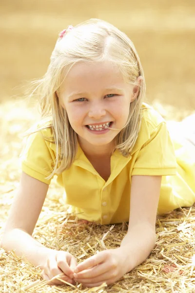 夏収穫フィールドに敷設の少女の肖像画 — ストック写真