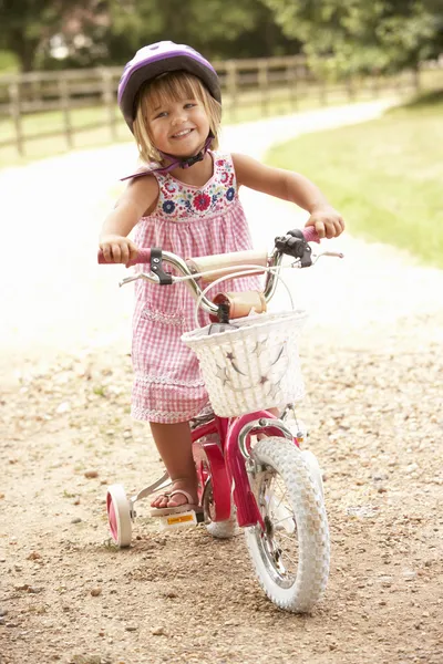 Девушка Учится Ездить Велосипеде Шлеме Безопасности — стоковое фото