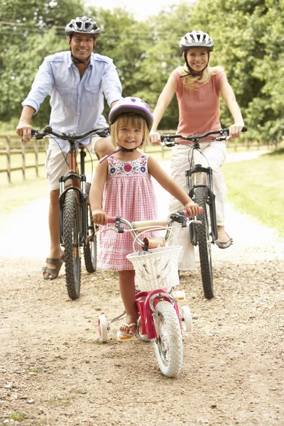 Ciclismo Familiar Campo Usando Capacetes Segurança — Fotografia de Stock