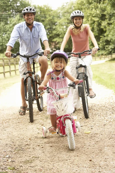 Aile Emniyet Kask Giymiş Kırsal Kesimde Bisiklete Binme — Stok fotoğraf