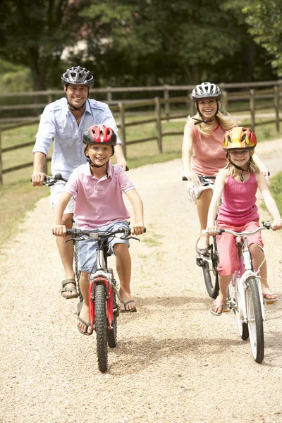 Familie Fietsen Platteland Dragen Veiligheidshelmen — Stockfoto