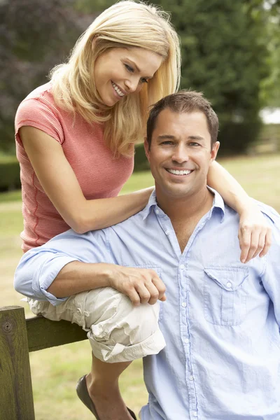 Couple Relaxing Countryside Sitting Fence — Stock Photo, Image