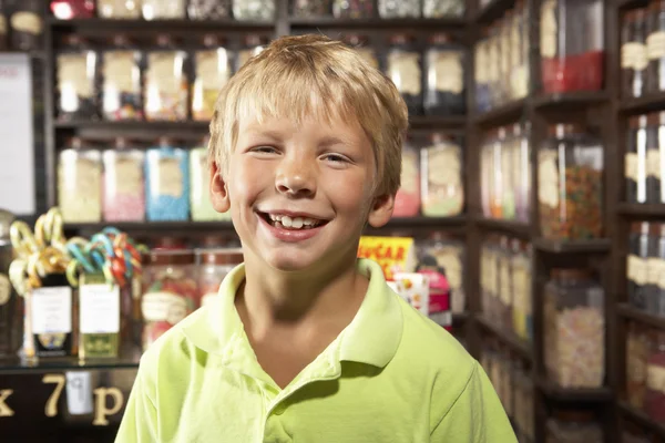 兴奋的男孩站在甜店 — 图库照片