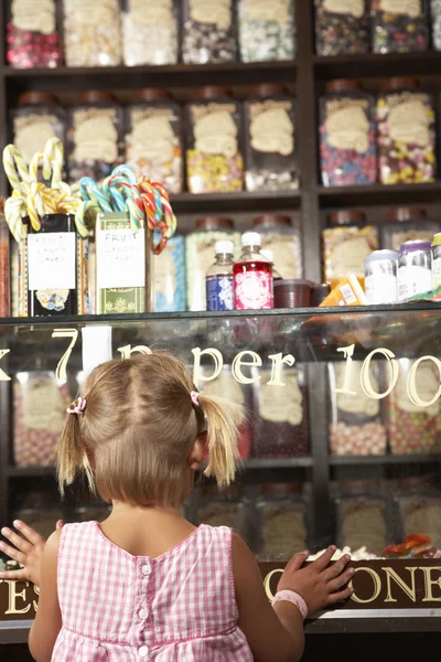Ενθουσιασμένος κορίτσι στέκεται στο γλυκό κατάστημα — Φωτογραφία Αρχείου