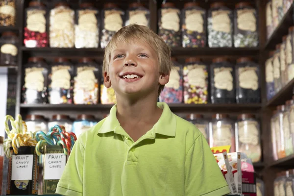 Ενθουσιασμένος Αγόρι Που Στέκεται Στο Γλυκό Κατάστημα — Φωτογραφία Αρχείου