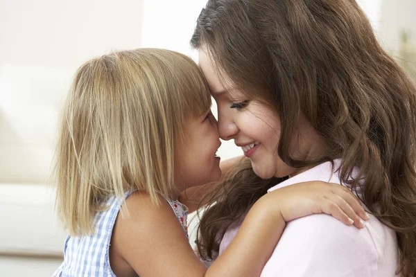 Närbild på kärleksfull mor och dotter hemma — Stockfoto