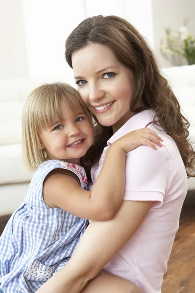Närbild på kärleksfull mor och dotter hemma — Stockfoto