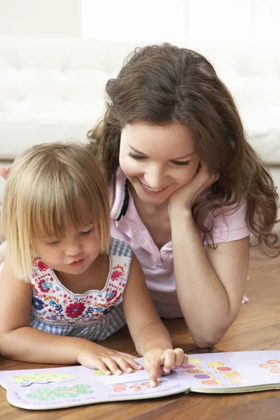Madre e figlia imparare a leggere a casa — Foto Stock