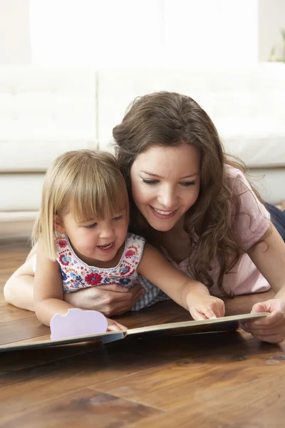 Μητέρα και κόρη μαθαίνουν να διαβάζουν στο σπίτι — Φωτογραφία Αρχείου