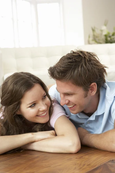 Affettuosa coppia rilassante a casa insieme — Foto Stock