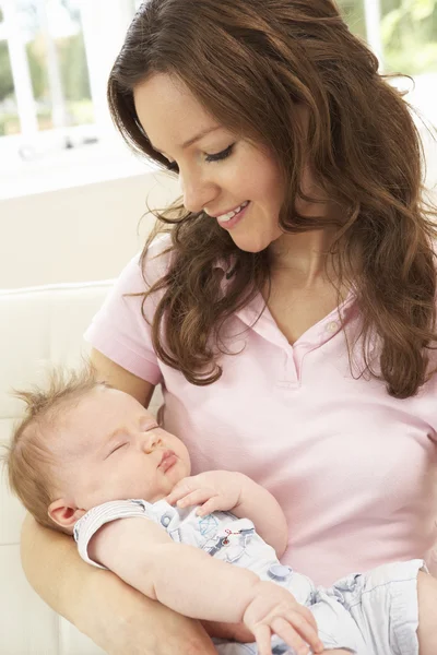 Close Afetuoso Mãe Abraçando Bebê Menino Casa — Fotografia de Stock