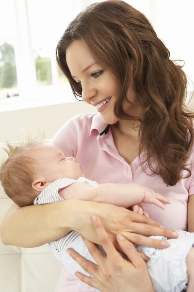 Close Up de afetuoso mãe abraçando bebê menino em casa — Fotografia de Stock