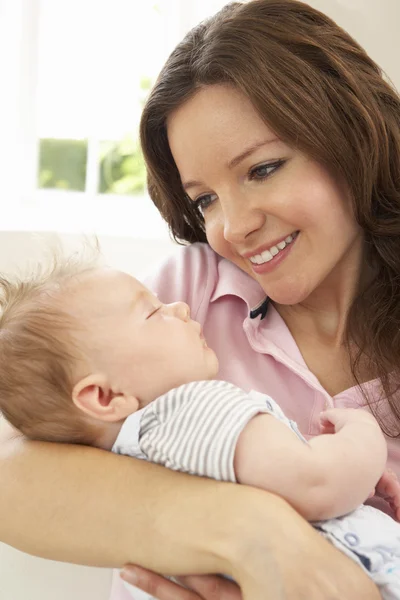 Заткнуть Рот Больной Матери Обнимающей Младенца Дома — стоковое фото