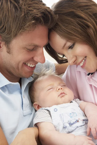 Primer plano de los padres acurrucando al bebé recién nacido en casa —  Fotos de Stock