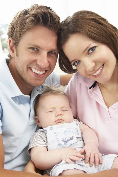 両親の家で生まれたばかりの赤ちゃん男の子を抱きしめるのクローズ アップ — ストック写真