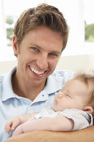 父抱きしめる新生児男の赤ちゃんの自宅をクローズ アップ — ストック写真