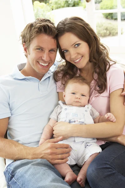 Eltern Kuscheln Neugeborenes Hause — Stockfoto