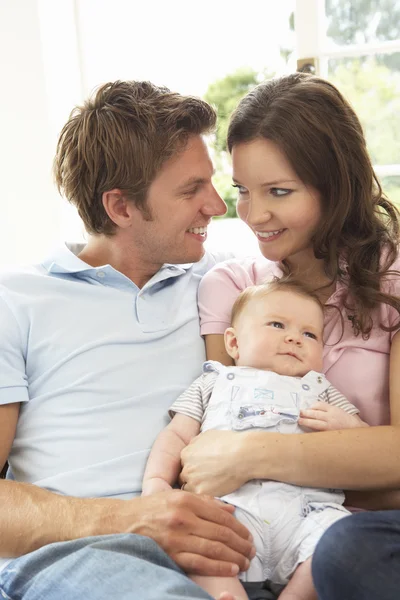 拥抱初生男婴在家的父母 — 图库照片