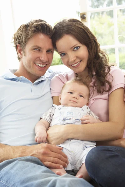 Ouders Knuffelen Pasgeboren Babyjongen Thuis — Stockfoto