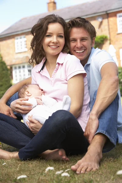 Pais Acariciando o menino recém-nascido ao ar livre em casa — Fotografia de Stock