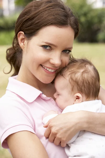 Close Up de mãe abraçando menino recém-nascido ao ar livre em casa — Fotografia de Stock