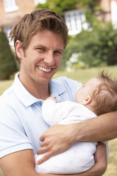 父抱きしめる生まれたばかりの赤ちゃん男の子を家に屋外のクローズ アップ — ストック写真