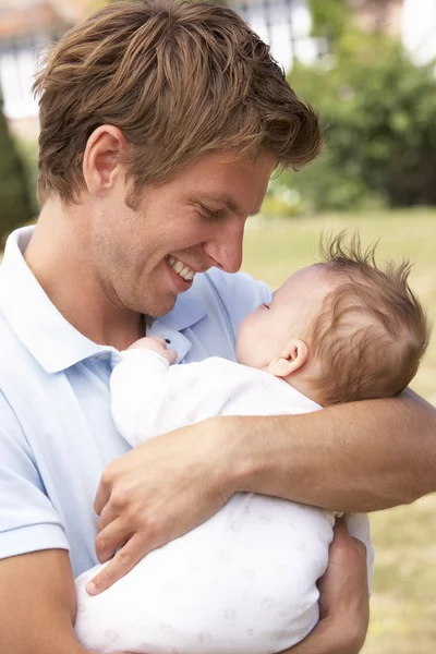 父抱きしめる生まれたばかりの赤ちゃん男の子を家に屋外のクローズ アップ — ストック写真