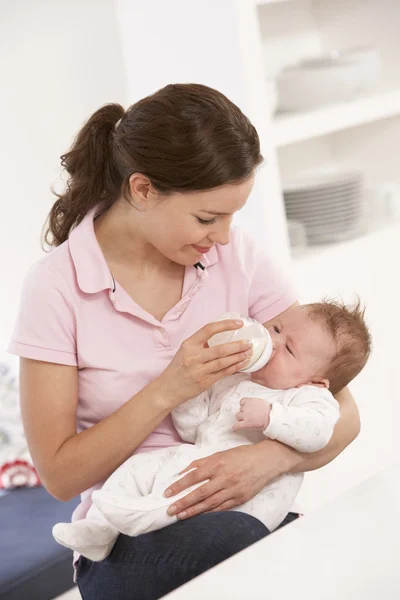 Moeder geven fles babyjongen thuis — Stockfoto