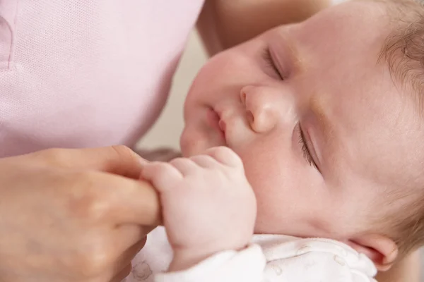 Close Up Of Baby Boy Segurando Mães Mão — Fotografia de Stock