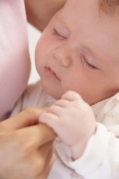 Detailní Záběr Spící Chlapeček Matky Ruku — Stock fotografie