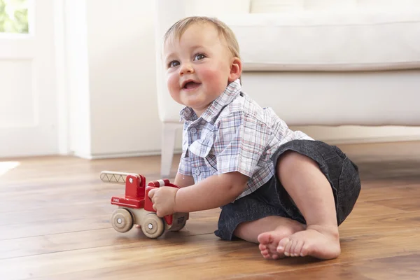 Junge Spielt Hause Mit Holzspielzeugauto — Stockfoto