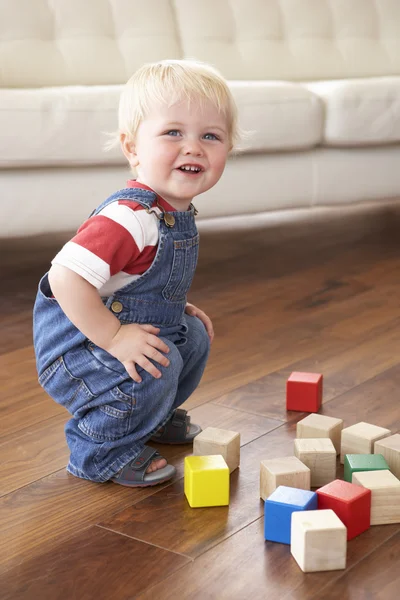 Νεαρό Αγόρι Που Παίζει Χρωματιστό Μπλοκ Στο Σπίτι — Φωτογραφία Αρχείου
