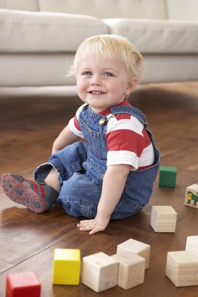Junge Spielt Hause Mit Farbigen Blöcken — Stockfoto