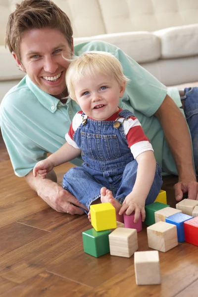 Отец Сын Играют Цветными Блоками Дома — стоковое фото