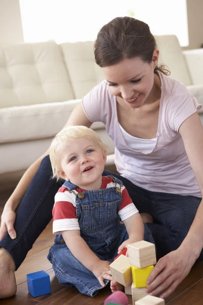 Mutter Und Sohn Spielen Hause Mit Farbigen Blöcken — Stockfoto