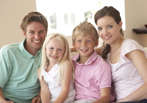 Familjen sitter på soffan hemma tillsammans — Stockfoto