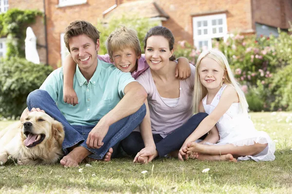 Family Sitting Garden Together — Stock Photo, Image