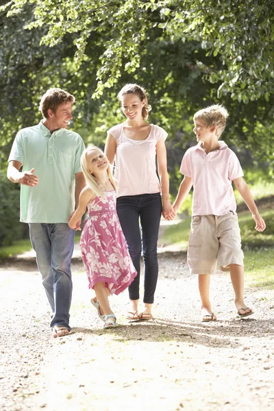 Familjen promenader på landsbygden tillsammans — Stockfoto