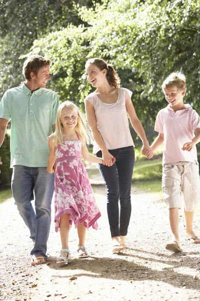 Familjen promenader på landsbygden tillsammans — Stockfoto