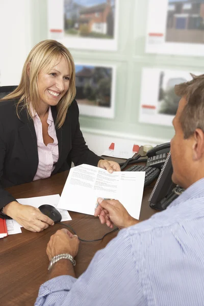 Female Estate Discussing Property Details With Client — Stock Photo, Image