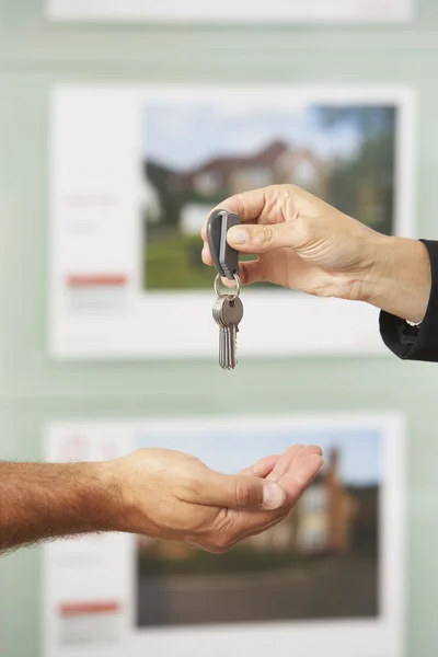 Handing over keys to new owner. — Stock Photo, Image