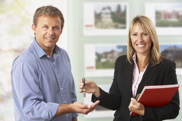 Female Estate Handing Over Keys Of New Home To Client — Stock Photo, Image