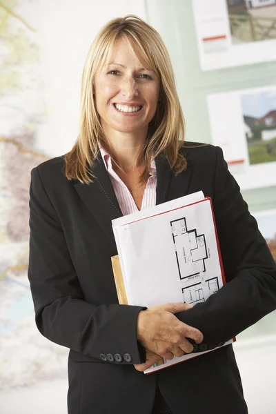Business Woman Holding Reports Looking Camera — Stock Photo, Image