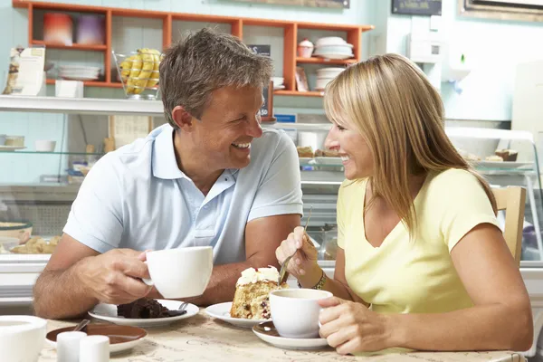 Jovem casal desfrutando de café — Fotografia de Stock
