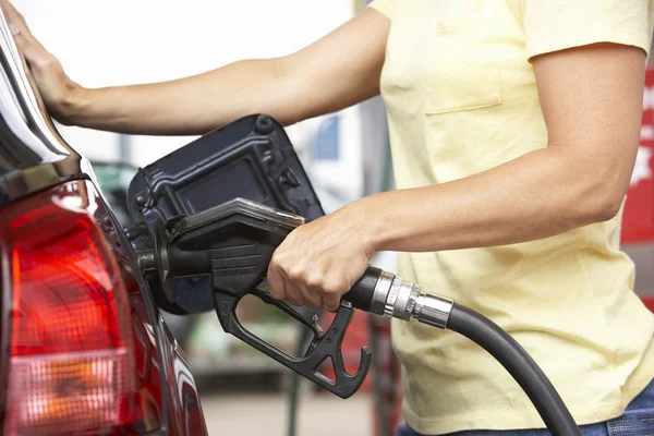 Autofahrerin Betankt Auto Tankstelle Mit Diesel — Stockfoto