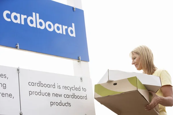 Mujer en el centro de reciclaje deshacerse de cartón — Foto de Stock