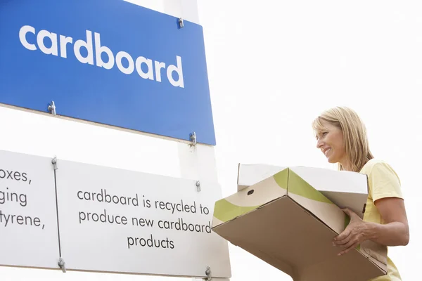 Frau auf Recyclinghof entsorgt Karton — Stockfoto