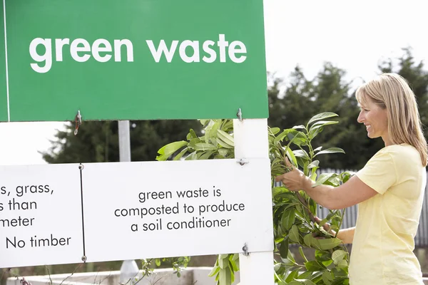 Frau Auf Recyclinghof Entsorgt Gartenabfälle — Stockfoto