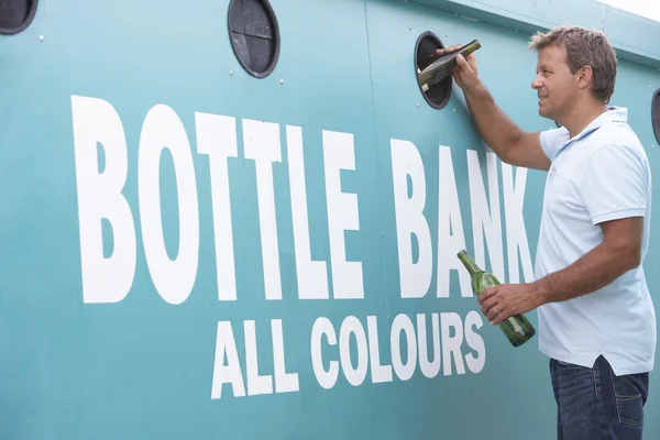 Hombre Tirando Una Botella Verde Una Papelera Reciclaje —  Fotos de Stock